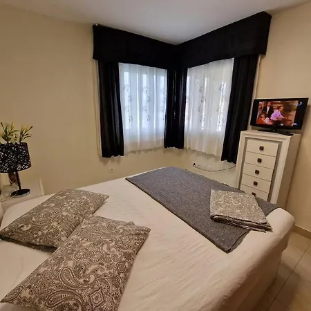 2 Bedrooms With Ocean View דירה *